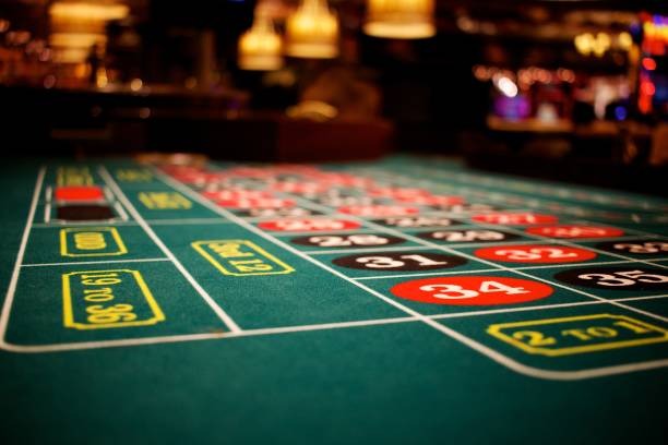 Antarmuka permainan Bandar Poker di qq121 dengan dealer live dan meja bermain